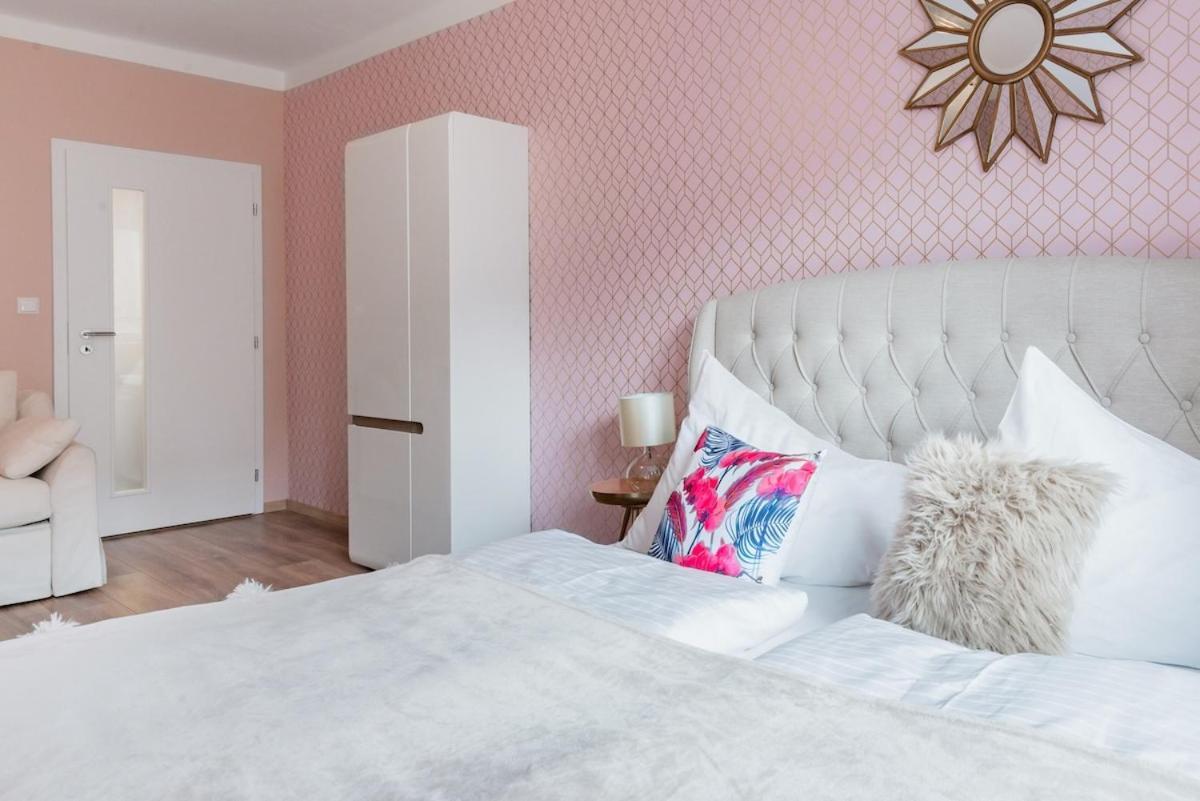 Pastel Art Deco 3Bdr Ruterra Apt Praha Bagian luar foto