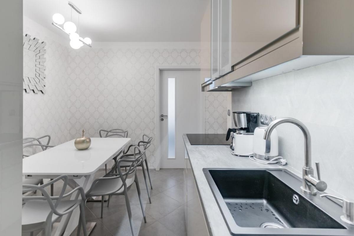 Pastel Art Deco 3Bdr Ruterra Apt Praha Bagian luar foto