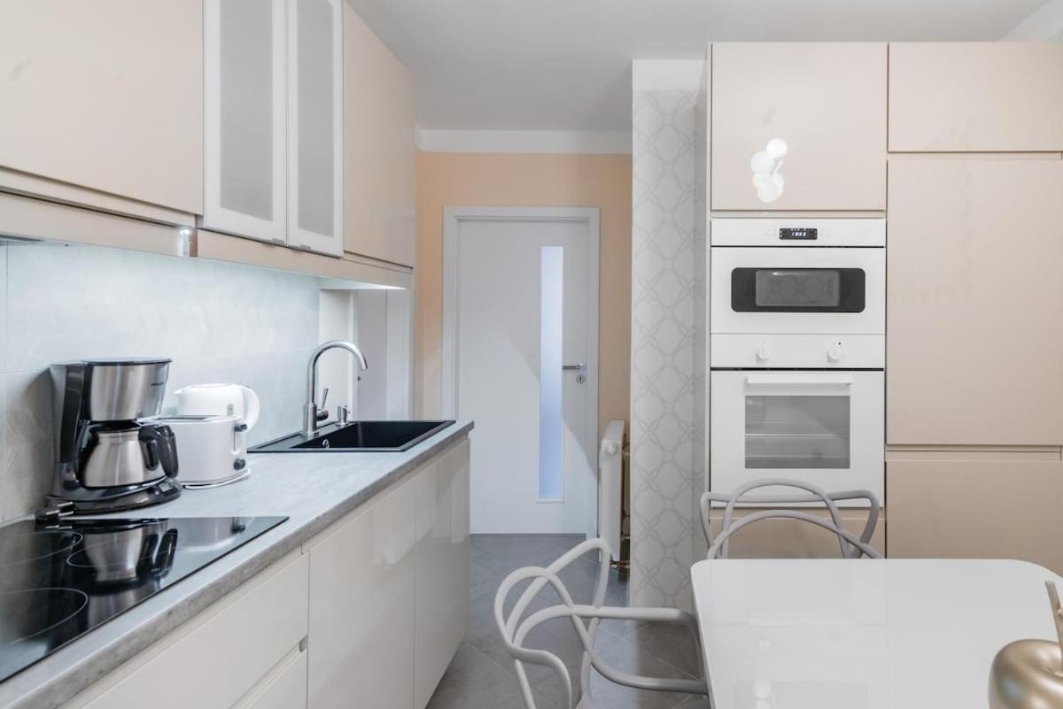 Pastel Art Deco 3Bdr Ruterra Apt Praha Bagian luar foto
